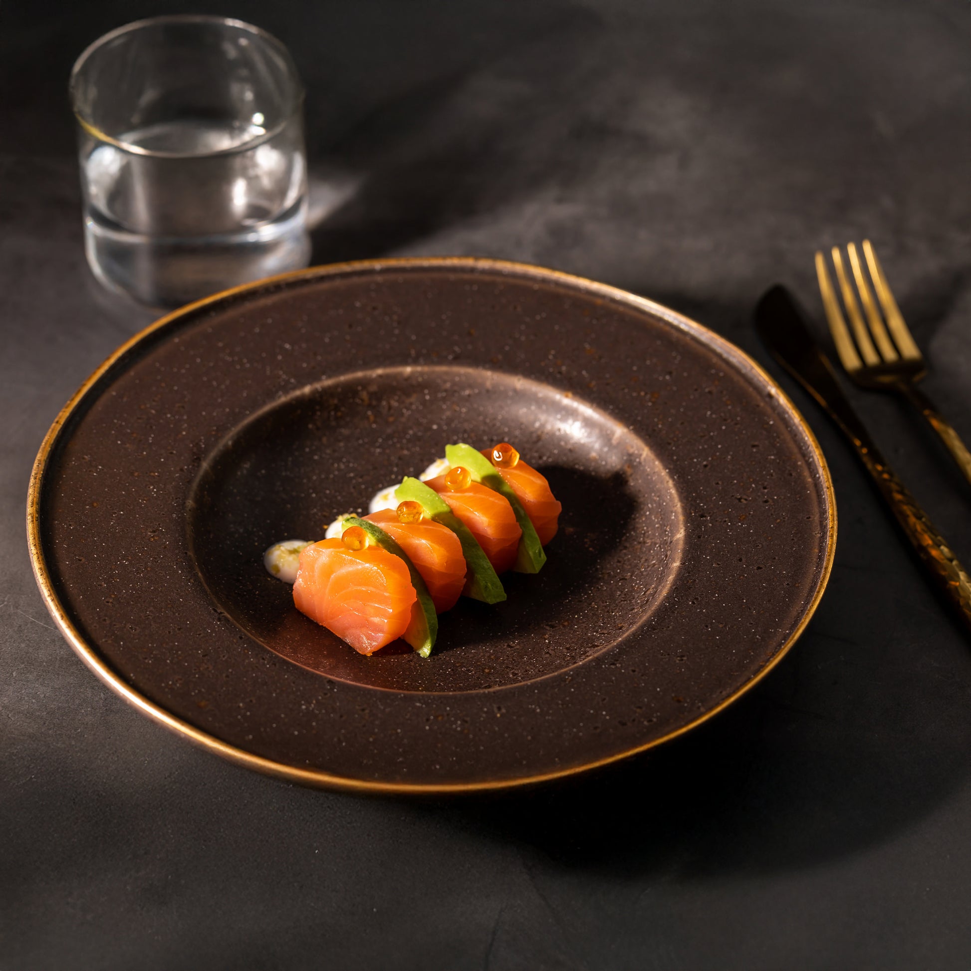 salmone affumicato e uova di salmone impiattati