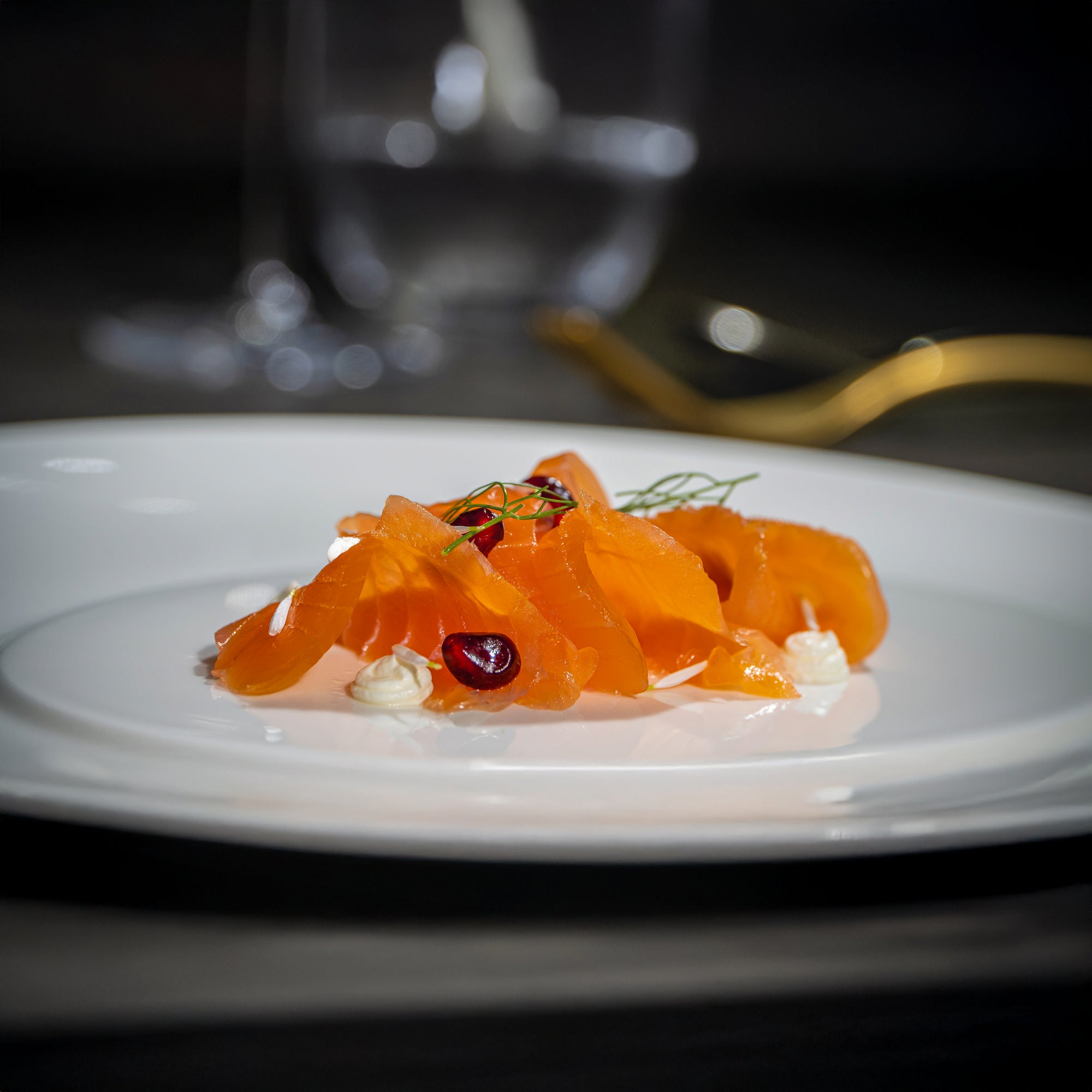 salmone affumicato a fette coda nera impiattato