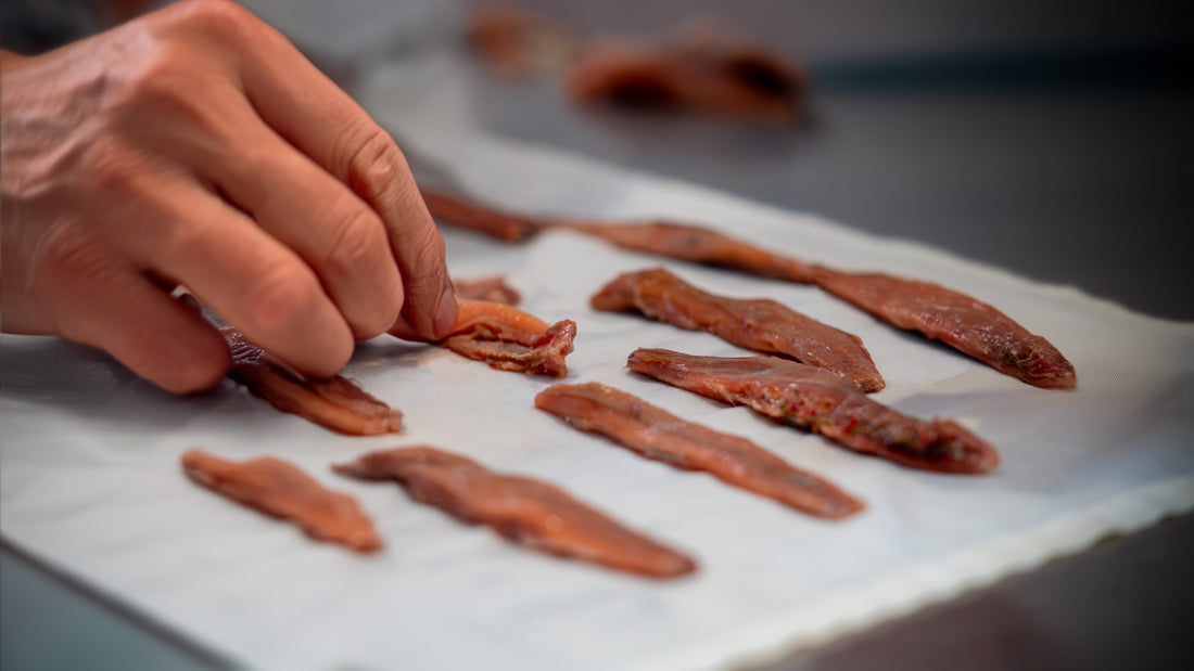 selezione a mano acciughe